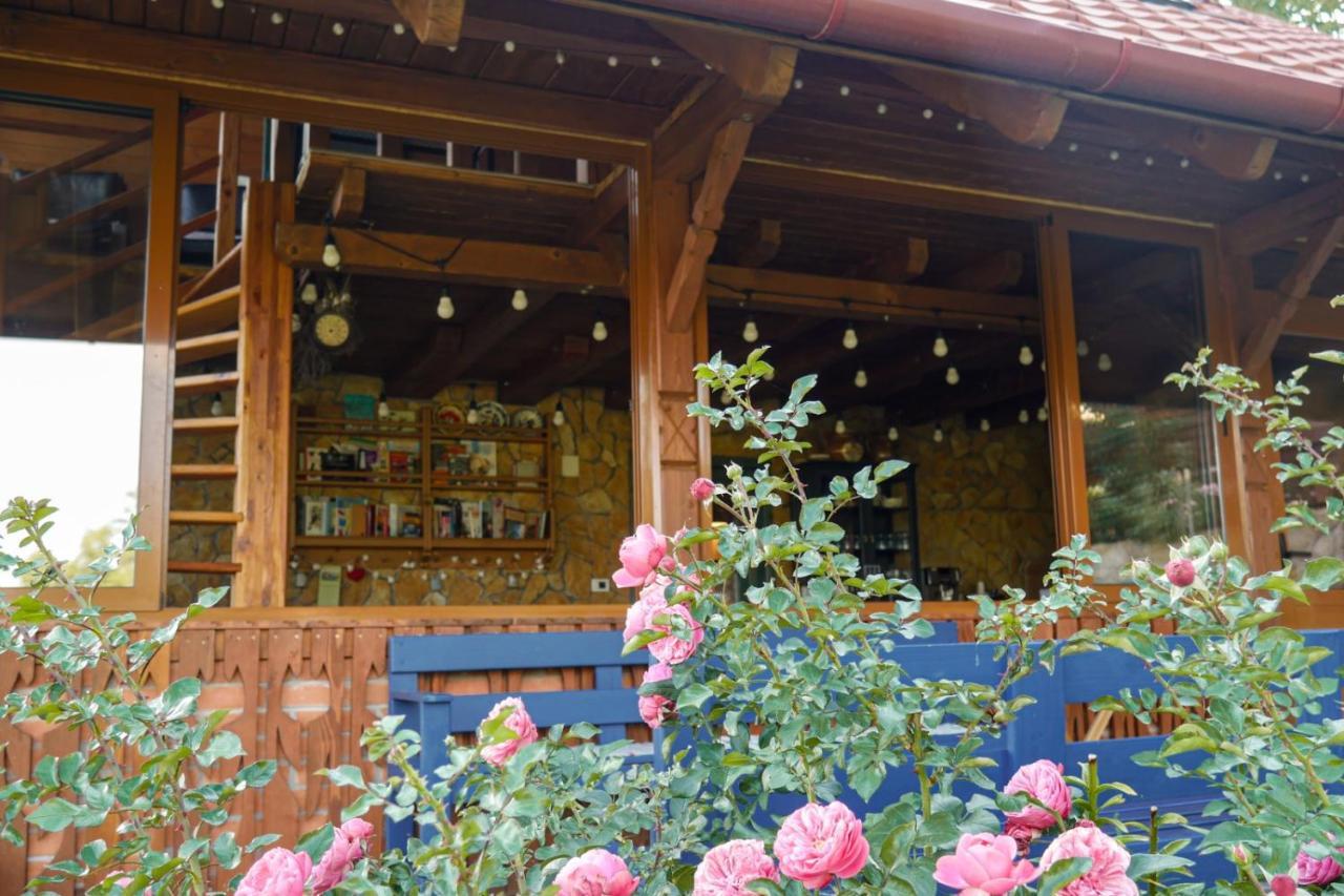 Rose Hip Hill Farm Bed and Breakfast Valea Tirnei Eksteriør billede